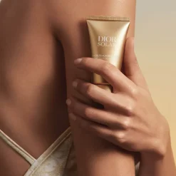 SOLAR GEL AUTOBRONCEADOR Gel Autobronceador que embellece la piel e intensifica gradualmente el bronceado.